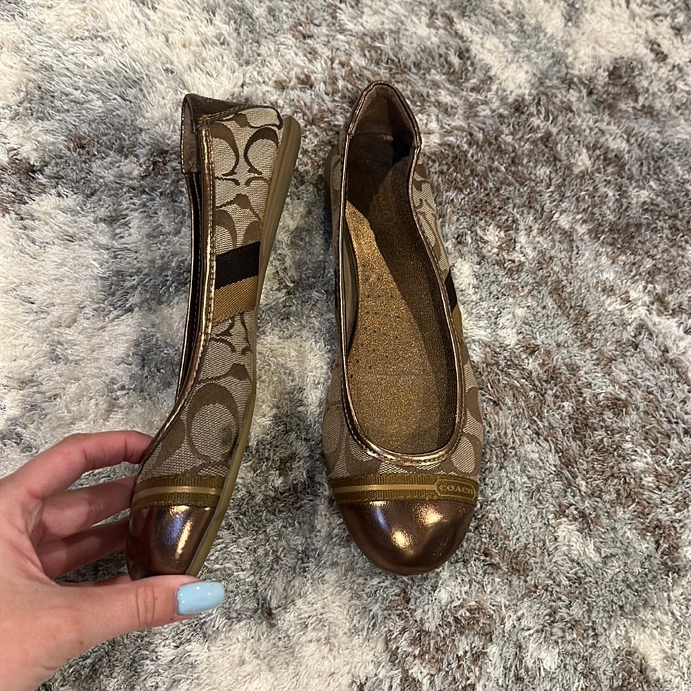 Coach flats around an 8.5